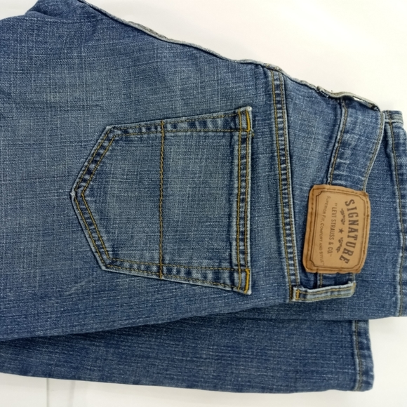 Levi's Relaxed Fit Blue Jeans - Picture 5 of 5